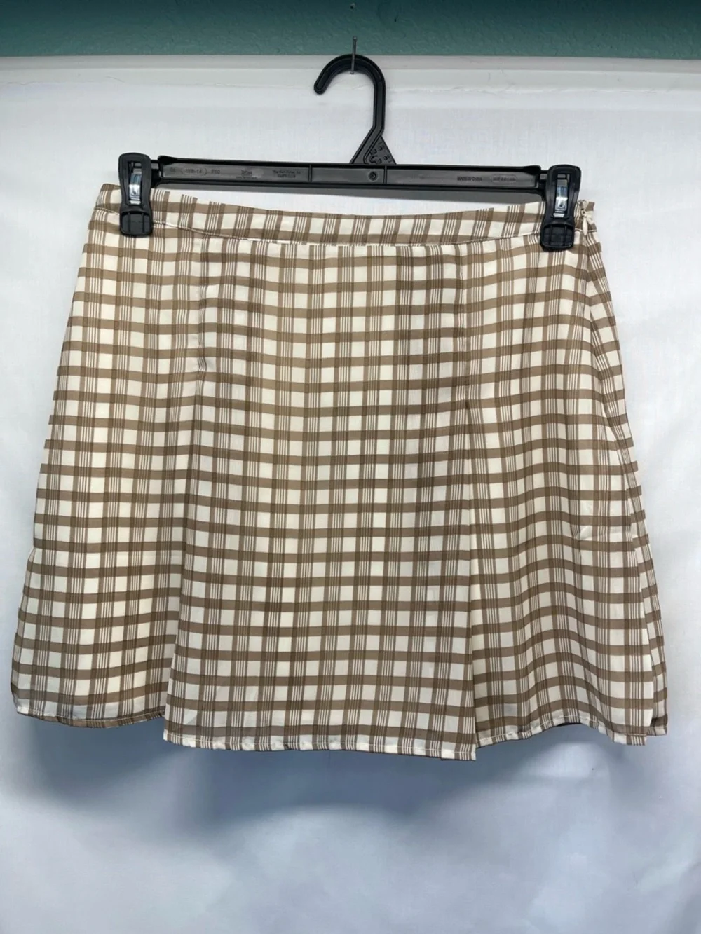 Le Lis Collection Women’s Pleated Mini Skirt Checkered Plaid  White/ Tan Size L